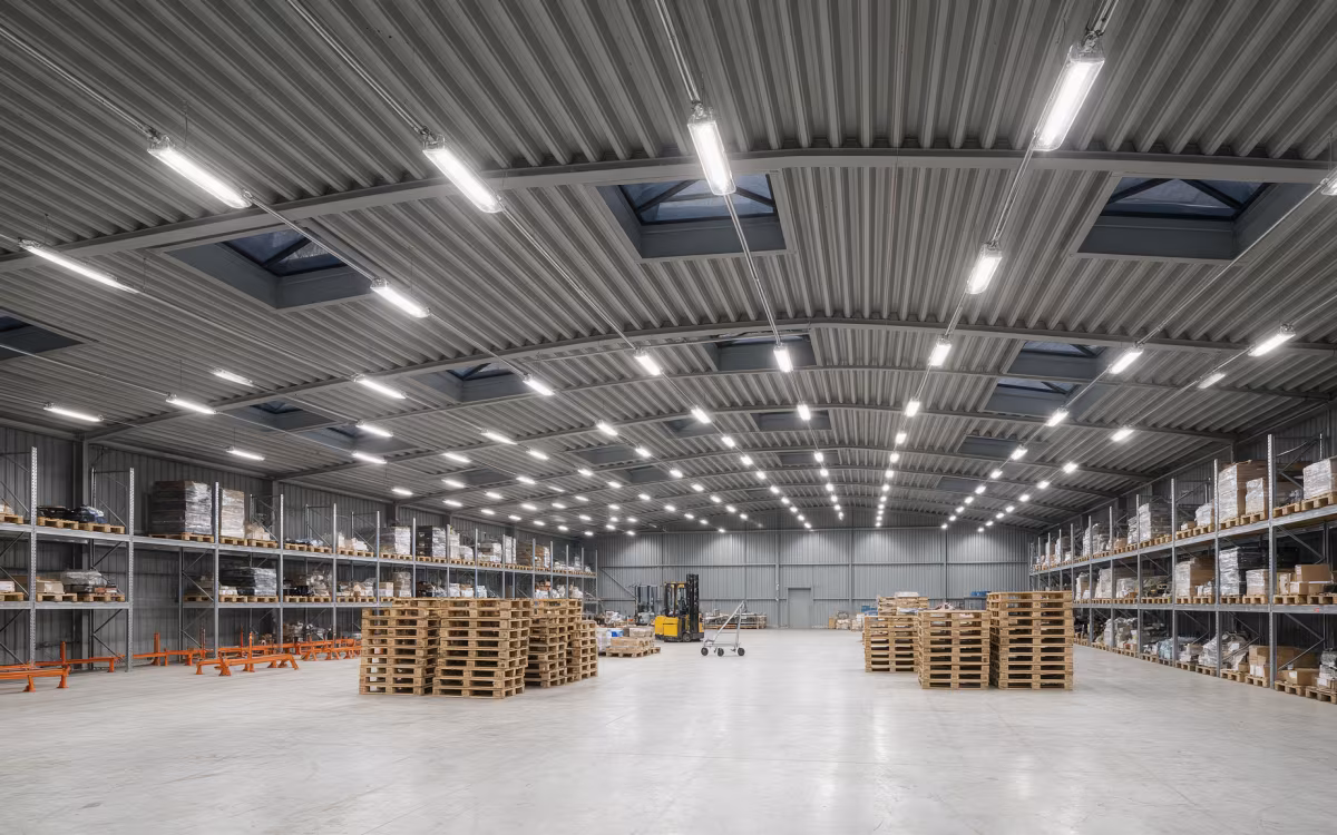 Oświetlenie w firmie – modernizacja na LED i sterowanie w hali, magazynie i biurze